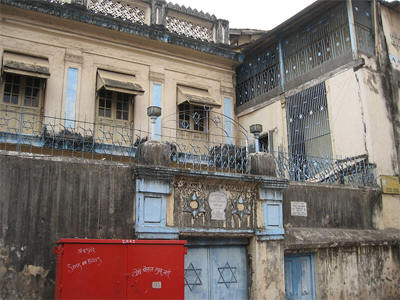 The 200-year old Gate of Mercy Synagogue. Built in 1796, it is the oldest synagogue in Mumbai (Bombay). Author: Nicholas,  (Nichalp), September 31, 2008